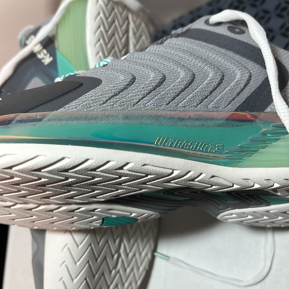 Women’s Tennis Shoes.  Size: 8 - Picture 4 of 8
